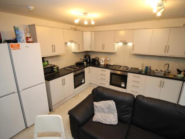 39 Walmsley Road, Hyde Park, Leeds LS6 8 bed semi detached house to rent £4,507 pcm £1,040 pw