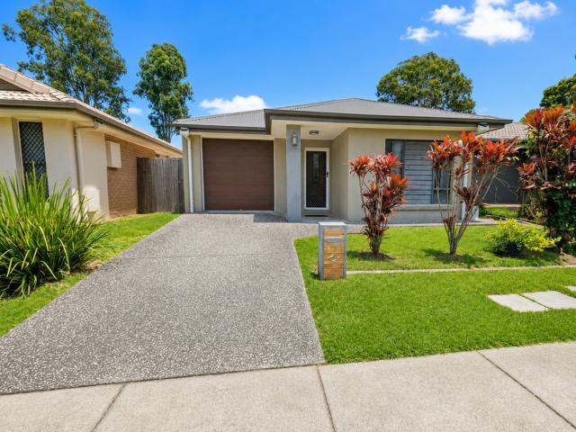 39 blue mountains crescent fitzgibbon qld house for rent lj hooker