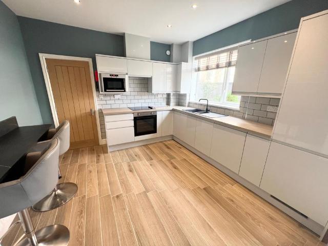 39 Derbe Road, Lytham St. Annes, FY8 2 bed bungalow to rent £850 pcm £196 pw