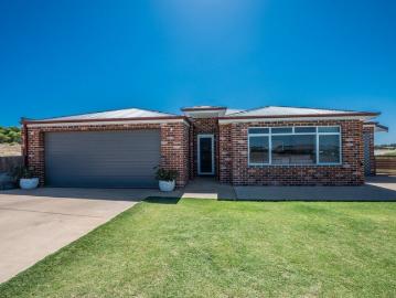 39 Emily Way Immaculate Family Home with Space for Everyone