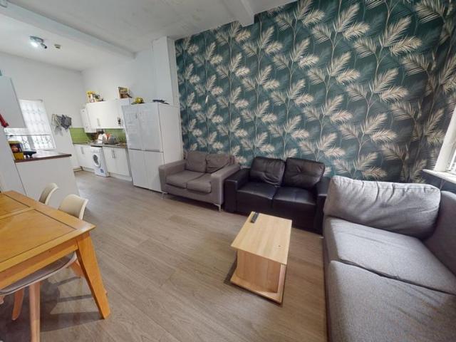 39 Raleigh Street, Nottingham, NG7 4DA 6 bed terraced house to rent £3,770 pcm £870 pw