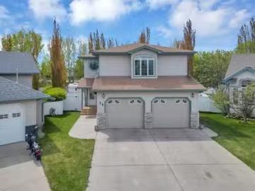 Red Deer, Alberta - Garden, Fireplace, Swimming pool