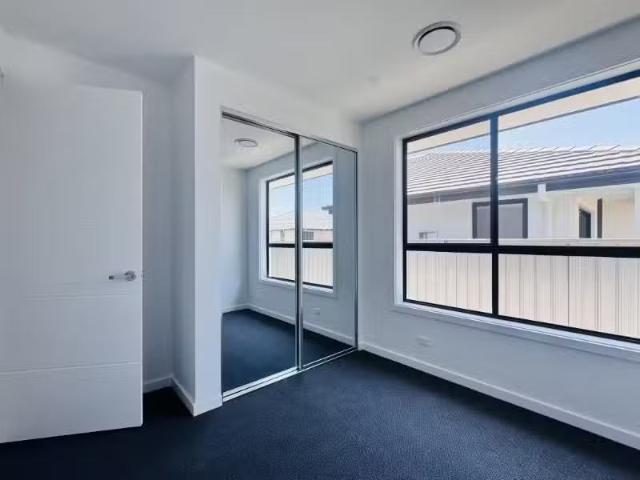 39a Rowcliff Circuit, LOCHINVAR Apartment for rent Listed by.