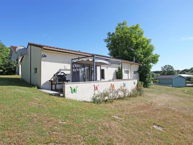 3 maisons comprenant 8 chambres, 8 salles de bains, chauffée. 311m² Monbahus