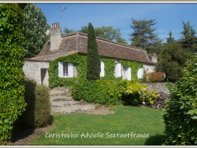 3 maisons en pierres, chartreuse, colombier et périgourdine, chai, dépendances, piscine sur 3 Ha
