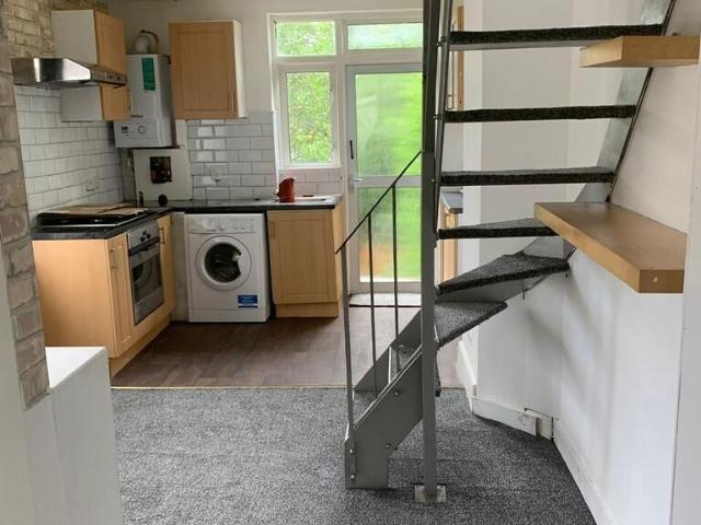 3 Marlbourgh Close Colliers Wood SW19 2 bed maisonette to rent £2,200 pcm £508 pw
