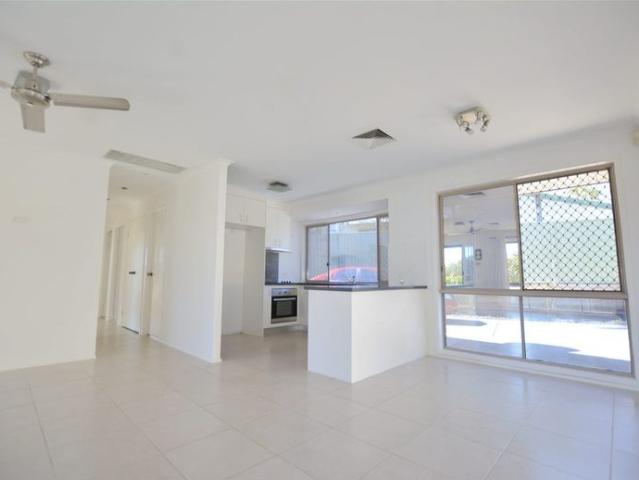 3 mins to Mt Ommaney Shopping town, in the heart of Sinnamon Park, Supper Convenient Location!