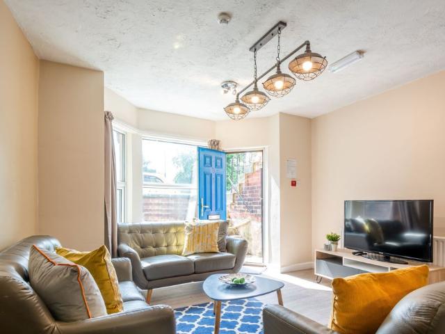 3 MOOR VIEW Leeds LS6 1AQ