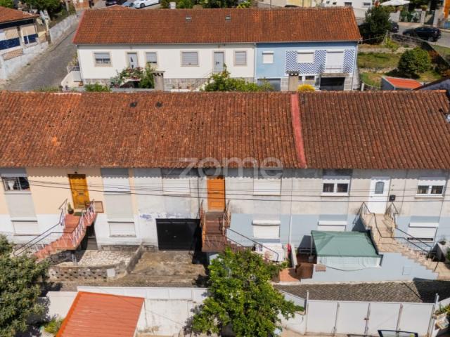 3 Moradias em banda com logradouro, em Dume Braga
