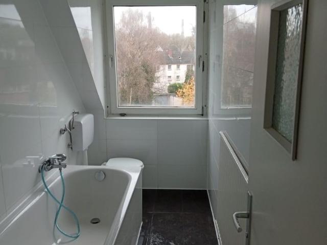 3 NKM frei bei Anmietung ! Schöne renovierte 3 Zimmer Dachgeschoss Wohnung in Duisburg zu vermieten