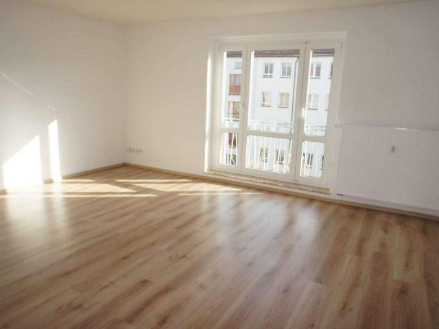 3.OG + Bad mit Fenster + Balkon am Wohnzi. !