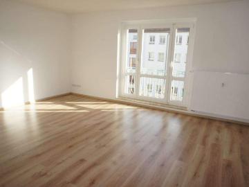 3.OG + Bad mit Fenster + Balkon am Wohnzi. !