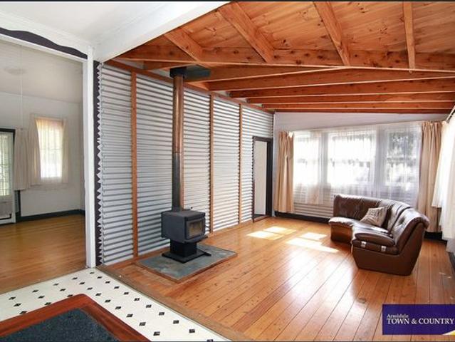 3 or 4 Bedroom, 1 Bathroom, Homely Cottage! Welcome to 2 Jewell Avenue, Armidale!