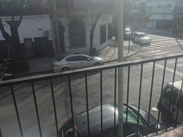 3 ambientes chicos frente con balcon 1° piso x escalera