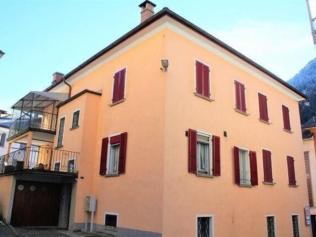 3 Familienhaus mit Balkon und Terrasse / 3 Familienhaus mit Balkon und Terrasse