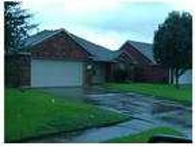 3 Bdr 2 Bath, Attached Garage, Fenced Back Yard