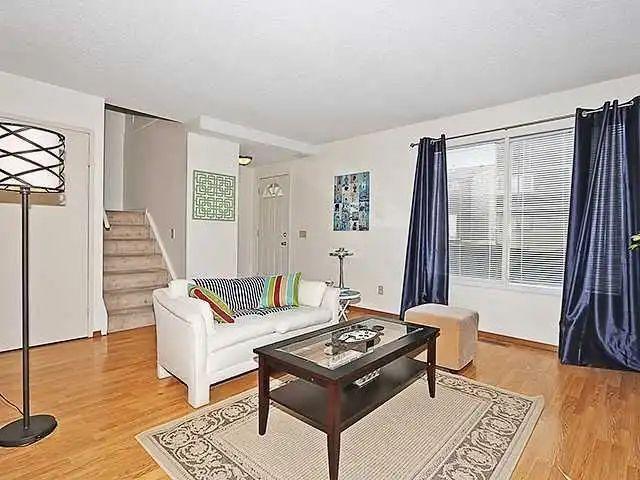 3 bdrm Townhouse Heat Included — 3 Bedrooms Townhouse