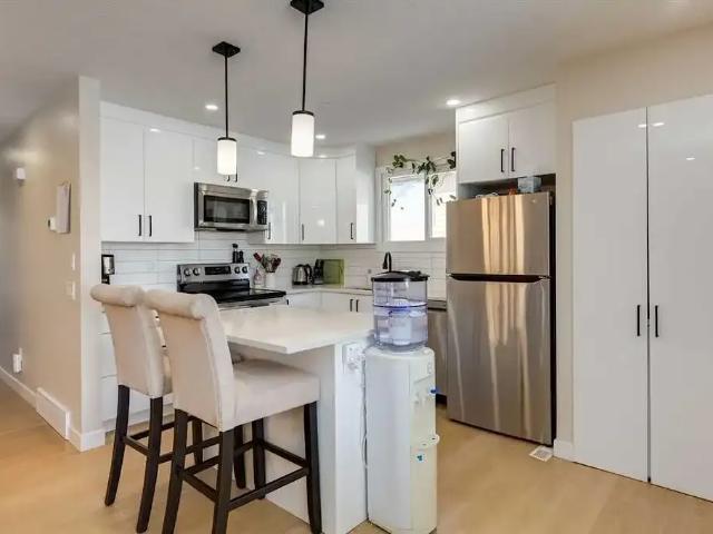 3 bed 1 bath Top Floor — 3 Bedrooms Duplex