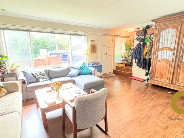 3 Bed 1.5 Bath TOWNHOME in Central PORT MOODY Location!