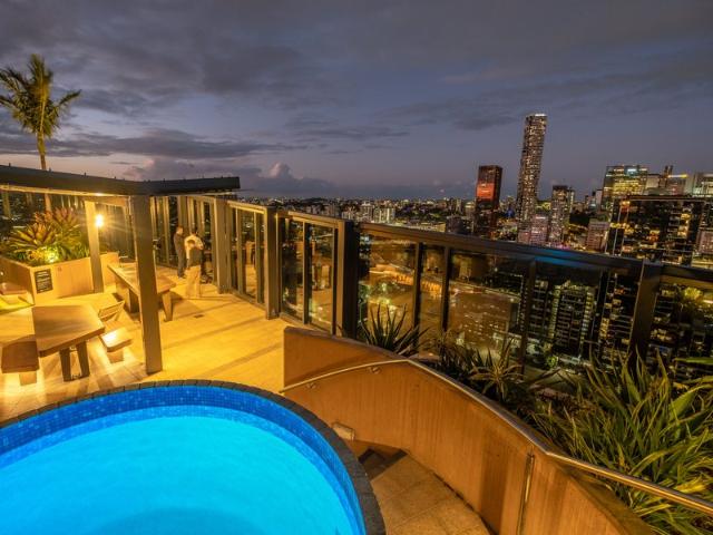 3 Bed 2 Bath 1 Car Dual Key Apartment Pet Friendly + Brisbane State High Catchment