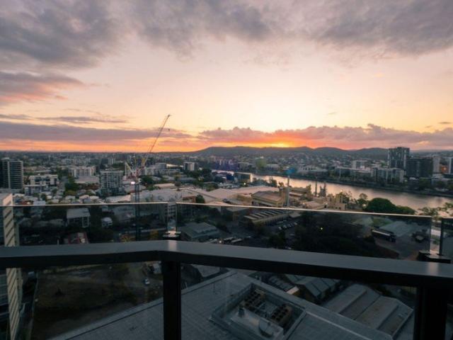 3 Bed 2 Bath 1 Car Dual Key Apartment Pet Friendly + Brisbane State High Catchment