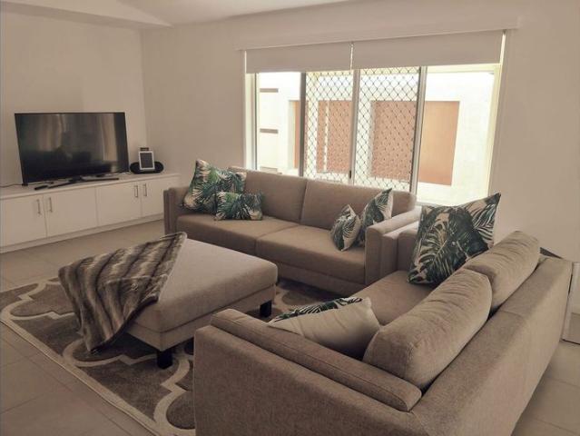 3 Bed / 2 Bath / 20 Meter Pool