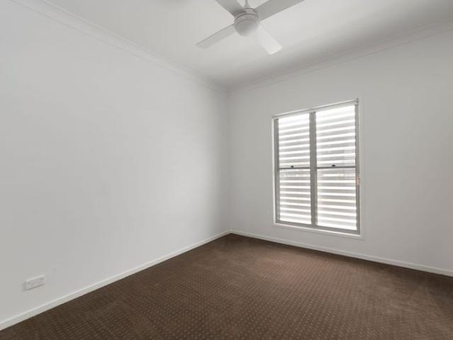 3 Bed, 2 Bath, Air conditioned Terrace Home!