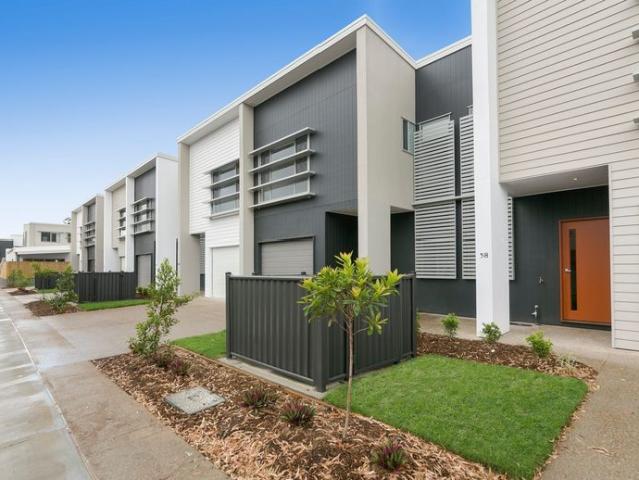 3 Bed, 2 Bath, Air conditioned Terrace Home!