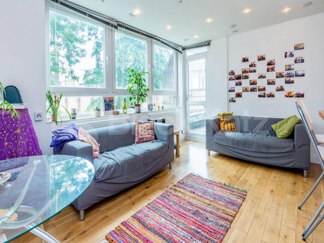 3 bed 2 bath property located within close proximity to Archway