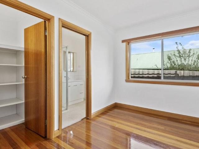 3 bed 2 bath townhouse on edge of Geelong CBD
