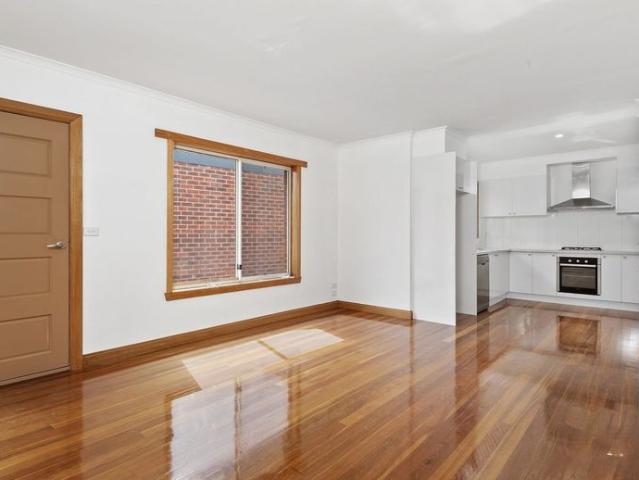 3 bed 2 bath townhouse on edge of Geelong CBD