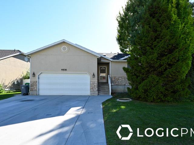 3 Bed / 2 Bath Upstairs Unit for Rent in Salt Lake City, UT