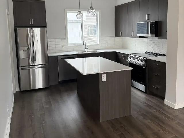 3 Bed 2.5 Bath Townhouse with Garage! — 3 Bedrooms+ Den Townhouse