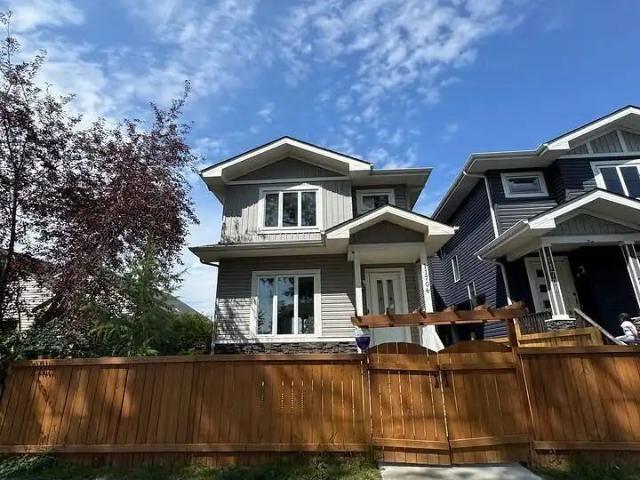 3 Bed 2.5 Bath Main Floor | Double Garage | Pet Friendly | Yard | Calder NW — 3 Bedrooms House