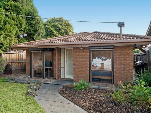 3 bed, 3 bath 2 ensuites, premier position within McKinnon zone