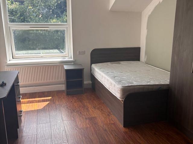 3 Bed 3 Bath Flat
