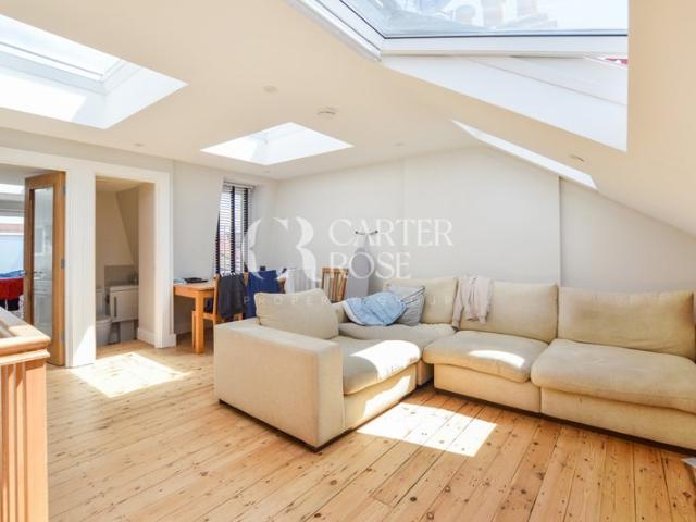3 bed / 3 bath split level flat on Eastwood Street