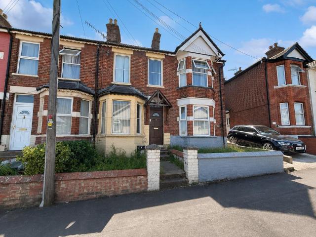 3 Bed Terraced, High Wycombe. 3 bed terraced house to rent £1,500 pcm £346 pw