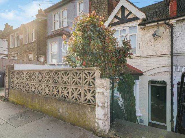 3 bed Terraced House To Let, Guide Price £2,400 pcm