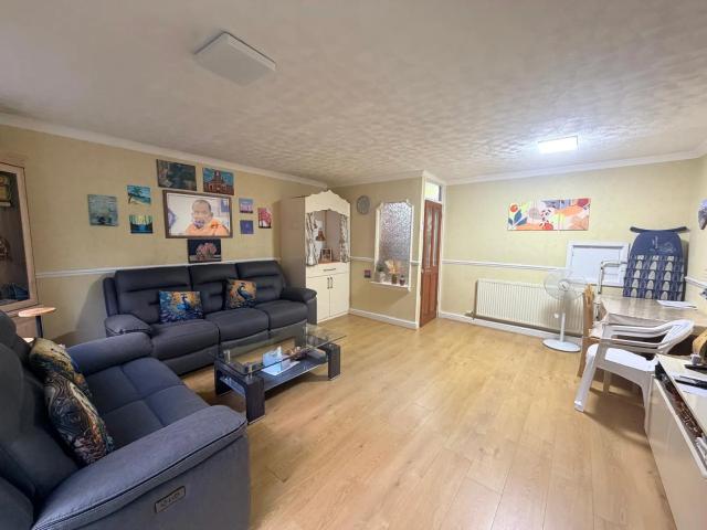 3 bed terraced house to rent in muirfield road, watford, wd19