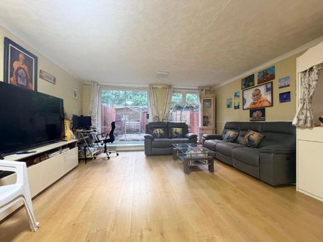 3 bed terraced house to rent in Muirfield Road, Watford, WD19