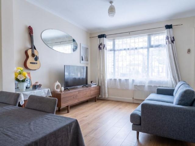 3 Bed Terraced House, Vicarage Farm Road, TW5