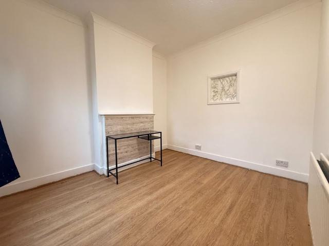 3 Bed Terraced House, Ashton Road, LU1