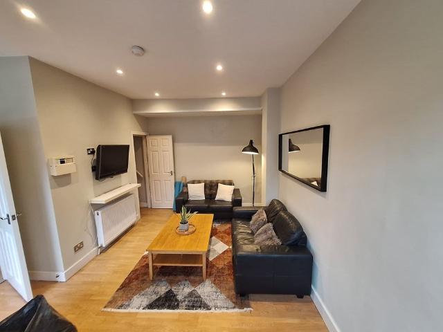 3 Bed Terraced House, Beechwood View, LS4