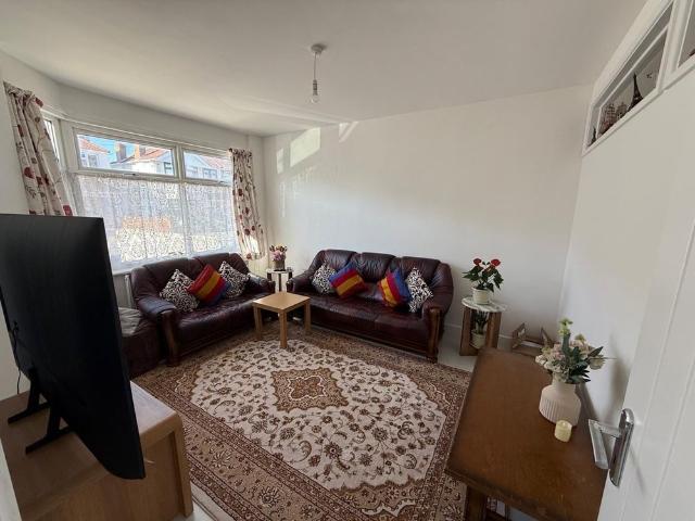 3 Bed Terraced House, Clifford Road, TW4