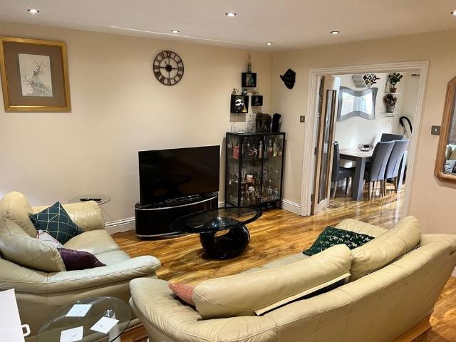 3 Bed Terraced House, Edinburgh Road, RG30