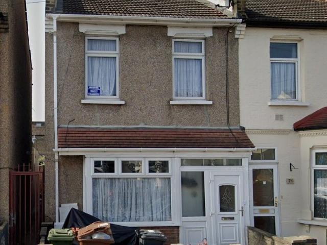3 Bed Terraced House, Faircross Avenue, IG11