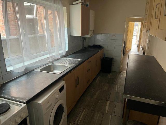 3 Bed – Terraced House – Fosse Road. 3 bed terraced house to rent £850 pcm £196 pw