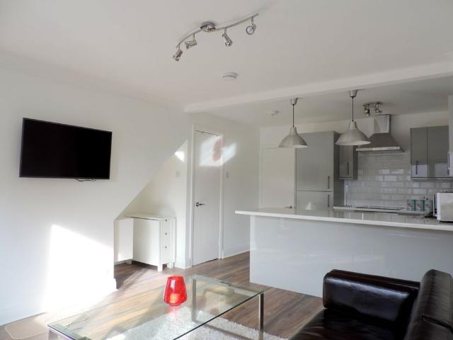 3 Bed Terraced House, Heron Place, SE16