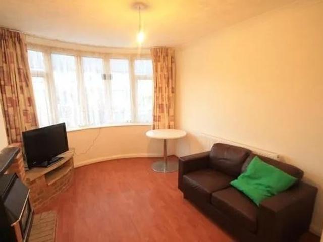 3 Bed Terraced House, Pembroke Avenue, LU4